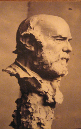 Buste de Dsir Lauge :   Tte sculpte de Dsire Lauge. Auteur inconnu. Collection particulire.